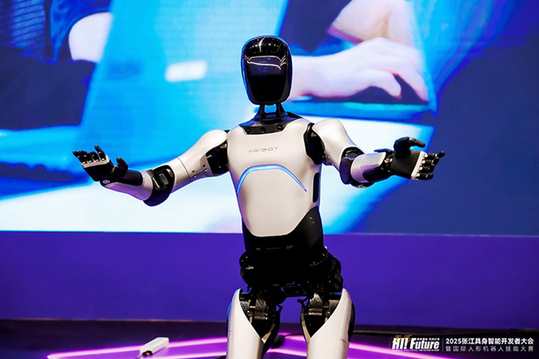 ballbet贝博远征A2成全球首个同时拥有中美欧认证的人形机器人